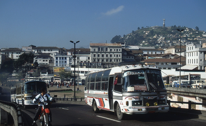 861_Straatbeeld met bus, Quito.jpg